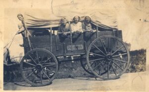 vintage, covered wagon, family