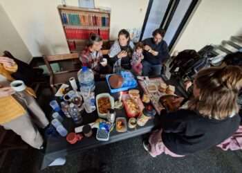 Jóvenes protestantes celebran la resurrección en una vigilia pascual ecuménica